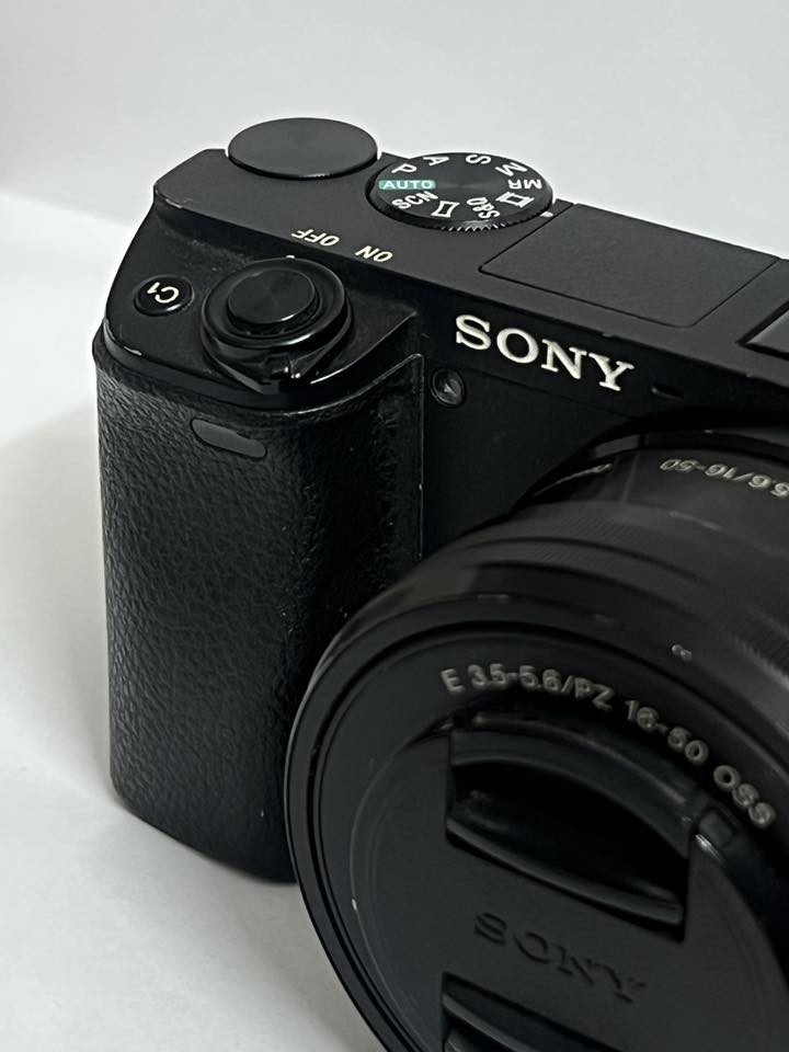 Sony a6400
كامرة سوني ٦٤٠٠ للبيع مع عدسة كت ١٦-٥٠ 
كارتونتهة وغراضهة كاملة قسم منهن ما مستخدمات اصلا 
تواصلو على الواتس اب فقط : ***********
