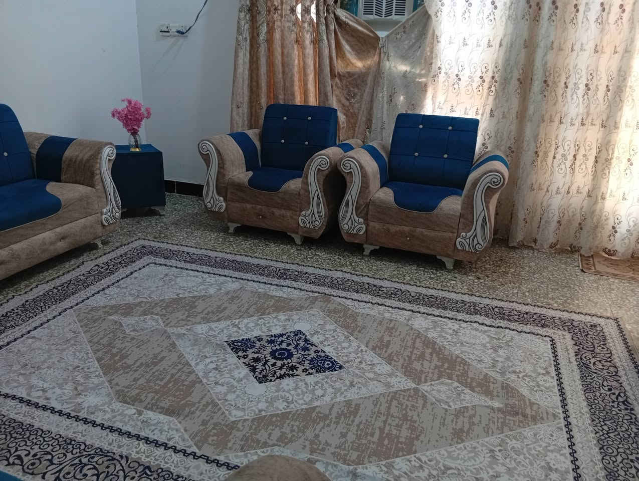 تخم للبيع 10 مقاعد نضيف وحلو سعر 175 بي مجال مكاني بغداد الشعب السريدات ***********
