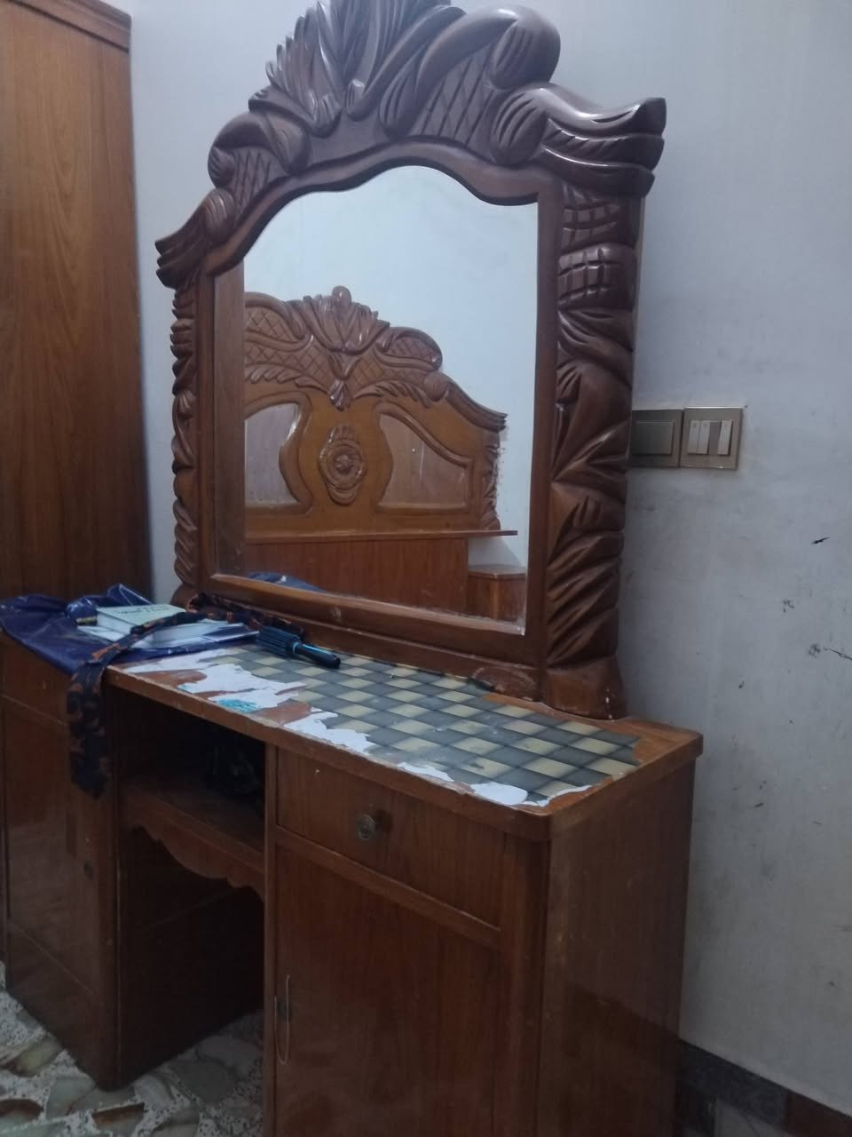 من رخصة ادارة الكروب ةةةةةة0،
السلام عليكم 
اخوان عندي هاي الغرفة للبيع 
الغرفه مستخدمه بس بعدهي جديده 
الكنتور 6 بيبان
الغرفه تسكام  خشب نوعيه اصليه 
عوزها بس تلميع وقفاله و يدات 
المكان مشخاب 
السعر 400 الف وبيها مجال قليل 
الرقم ***********

