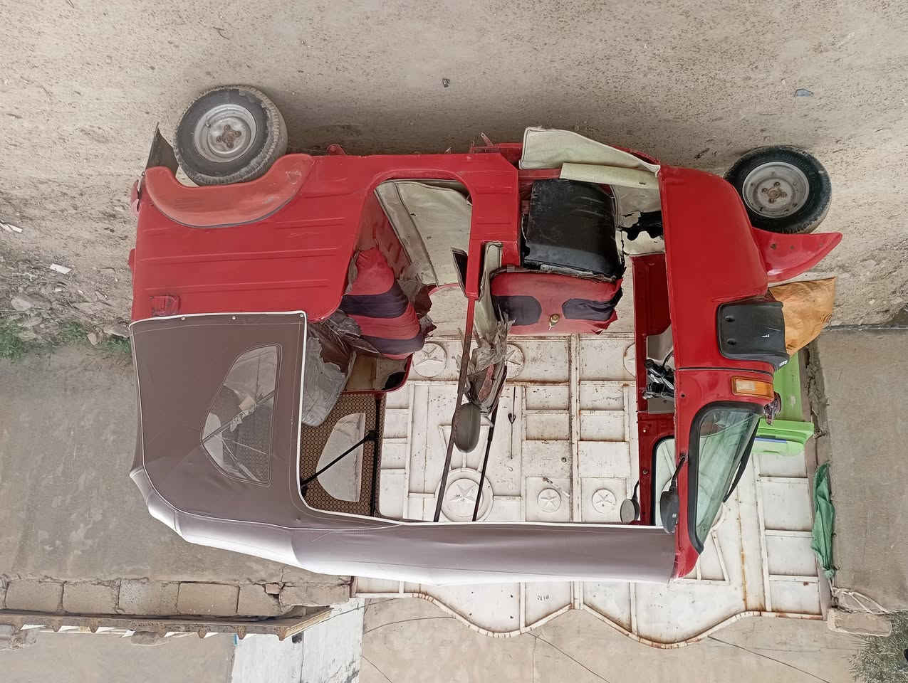 سلام عليكم تكتك ١٨ سنويه محرك ٢٠ كامله كهربايات باتري جديد جادر جامه كله جديد تجفيت قبل شهر ٤٥٠٠ بيه مجال قليل ***********
