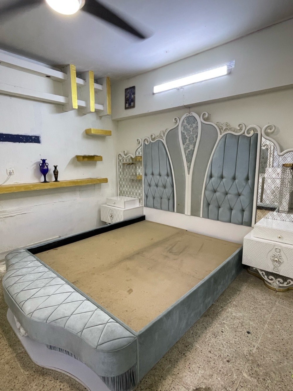 غرفه نوم ماليزي استخدام شهر واحد فقط نضيفه كلش الضرر البيها فقط المرايه الميز تتكون من 8 قطع وبيها اناره داخل الكنتور سعرها 850 وبيها مجال مستعجل عليها تواصل ***********