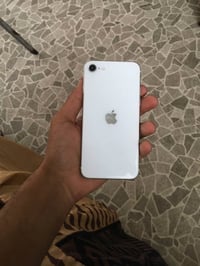 ipone se2  للبيع او للمراوس ذاكرة 64 بطارية 76 تليفون حيل نضيف سعرة 13...