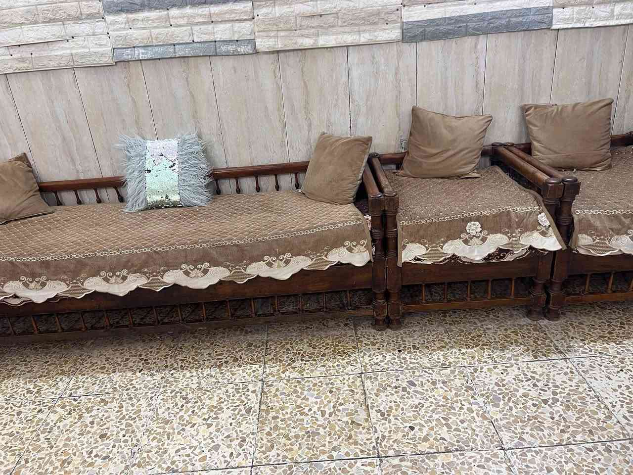 السلام عليكم تخم للبيع خشب صنوبر قنفات عدد 2 و4 كراسي
السعر 150 الطوبجي ***********
