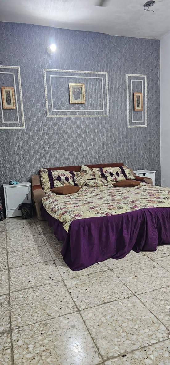 🏡 للبيع بيت مرتب - تفصال عملي ومريح
الموقع: [بغداد/حي النصر/البحث العلمي مقابل حي البتول /شارع اسواق السيد]

المواصفات:
• الواجهة: 6.5 متر | النزال: 20 متر  • المساحة الكلية: 130م² واقع حال مشموله بالتطويب (بيع مكاتبه) • الاستقبال: 4×8 متر - واسع للضيوف والمناسبات • المطبخ: 2.5×4 معزول - نظافة وخصوصية تامة • الصالة: 4×4 معزول - معيشة عائلية مريحة • غرفة نوم: 4×5.5 متر - كبيرة وشرحة • الخدمات: درج داخلي + حمام معزول1.5×2 + ترك 
-بيتونه كبيرة +مخزن وسطح خلفي 
+سطح امامي يصلح لبناء غرفتين كبار  وبالكونه 
مميزات تهمك:
خدمات (تبليط.مجاري.ماء ٢٤ ساعه مينقطع .خطين كهرباء .سحب مولد)
 البيت شرح ومابي خنگة 4. مساحات حلوة: الغرف كلها قياساتها كبيرة مو مخنوكة 
السعر: [٨٥ مليون] وبي مجال للشراي الجاد  
المعاينة: يومياً بالتنسيق المسبق  
📞 للتواصل: [***********] - من المالك مباشرة
