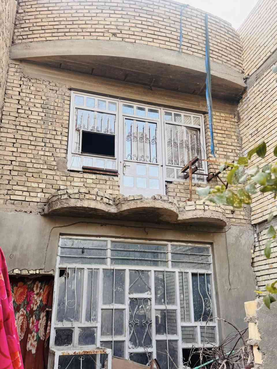 بيت ملك صرف في البلديات الصحفيين طابق ونص غرفة كبيرة بالطابق الثاني / غرفة واستقبال بالطابق الارضي 
ينقص البيت حمام ومطبخ 
وتأسيس كهرباء وماء
السعر 185.
***********
