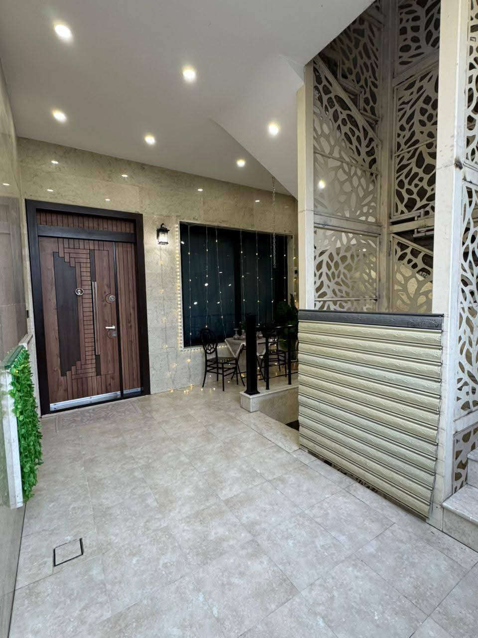 السلام عليكم من رخصت أخوية الأدمن عندي ١٥٠م واجة ٥م ونزال ٣٠م بيت جديد درجة أولى ٤طوابق الأرضي طرمة صالة جلسة حولي غرفة نوم خدمات داخلي وخارجي منور طابق الثاني ٣نوم وخدمات جلسة طابق الثالث ٣نوم صالة وخدمات رابع بيتونة مخزن سطح البيت بي مصعد البيت مطلع شمس موقعة القاهرة الضباط خلف جامعة الإمام جعفر الصادق قريب الشارع السايدين تجاري مودي الى حسينية ال الرسول موقع جدا ممتاز أستفسار على رقم ***********
