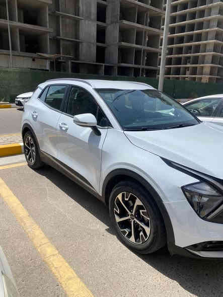 اسلام عليكم 
كيا اسبورتج مويل 2023 مواصفات عاديه بس بيها بارد ابطارف البنيد السياره مكانها بغداد حي الجهاد السعر 207 اوببها مجال للشراي ***********
