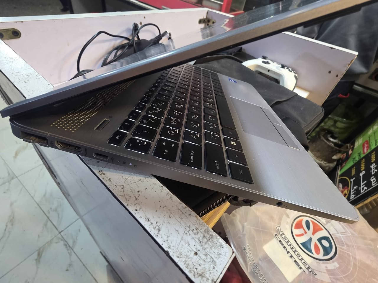 لابتوب كور i7 مع مواصفات جيدة، بما في ذلك ذاكرة وصول عشوائي (RAM) بسعة 8 جيجابايت، وذاكرة تخزين صلبة (SSD) بسعة 500 جيجابايت. يبدو أن هذا الجهاز مناسب للألعاب المتوسطة ويمكنه التعامل معها بسهولة. يأتي الجهاز مع ملحقات كاملة، بما في ذلك حقيبة، ولوحة مفاتيح، وفأرة، وشاحن، ووحدة تحكم، ووحدة تخزين خارجية بسعة 500 جيجابايت. 

مراوس تلفون او ايباد/ واتساب *********** النجف, العراق
