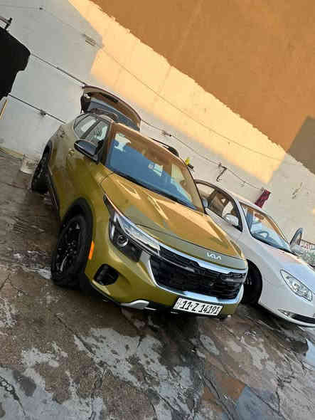 كيا سيلتوس موديل 2024 فئة SX فول مواصفات عدا الفتحه  السياره  رقم  بغداد بسمي  حجم المحرك 1600تيربوو
مواصفات :_
1.شاشه اندرويد 
2.تحكم ستيرن فول
3.كامرا دوارة
4.نظام كير سبورت
5.ويل كب 
6.كشافات
7. لايتات لد
8.نظام ايكو
9.نظام تزحلق
10. رادار امامي
11.رادارات جانبيه
12. شاحن وايرليس 
13.نظام اوتو ستوب عند الرجوع
14.تدفئه  بالكشنات
15.بصمة
16. نظام إطفاء المحرك عندالوقوف 
17.اناره محيطه بالدشبول والبيبان متغيره مع صوت المسجل 

المسافة المقطوعة 10 ألف  حادث قطعتين فقط السعر 155  مكاني بغداد ***********

