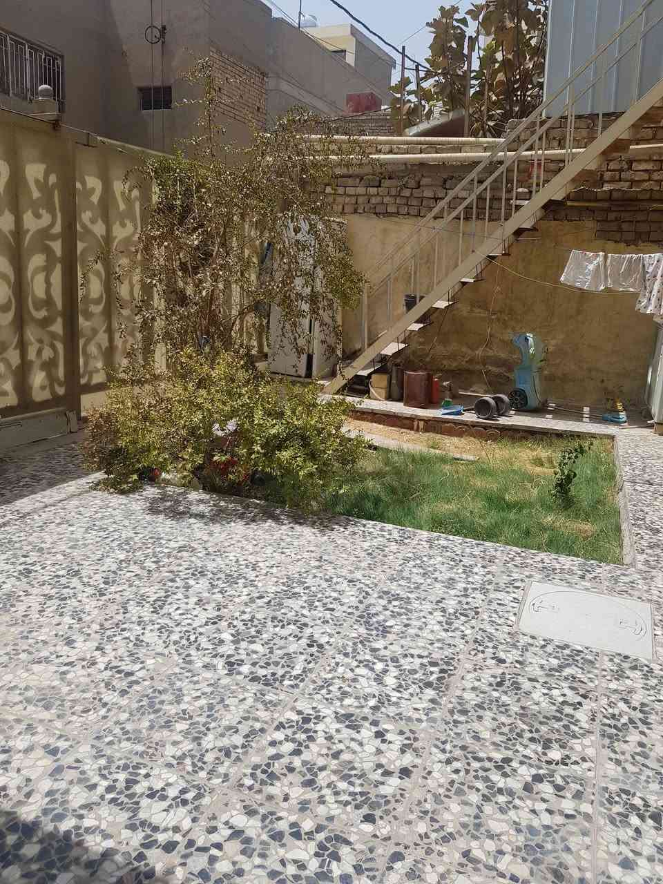 بيت للبيع طابو صرف مساحه 132 واجه 8 نزال 16 ونص طابقين الطابق ثاني معزول طابق اول صاله وستقبال ومطبغ وغرفة وطابق ثاني صاله وغرفتين عنوان شارع المعهد محله 958 زقاق 8 مدخل الكليه التقنيه او لحوم عمار ثالث فرع عاليسره مقابل اسواق علي الساعدي السعر ١٧٠ وبي مجال ***********
