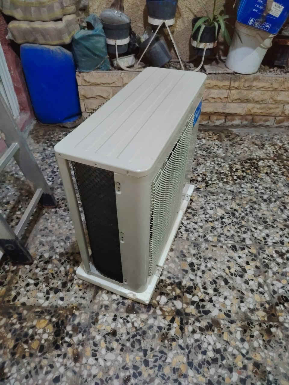 سلام عليكم سبلت ميديا طن أو نص مشتغل شهر تقريبا الغاز مقفول غراضه البواري كامله او نظيفه و مكاني بغداد الغزاليه السعر ٣٥٠الف يرهم جداري يرهم سقفي ***********
