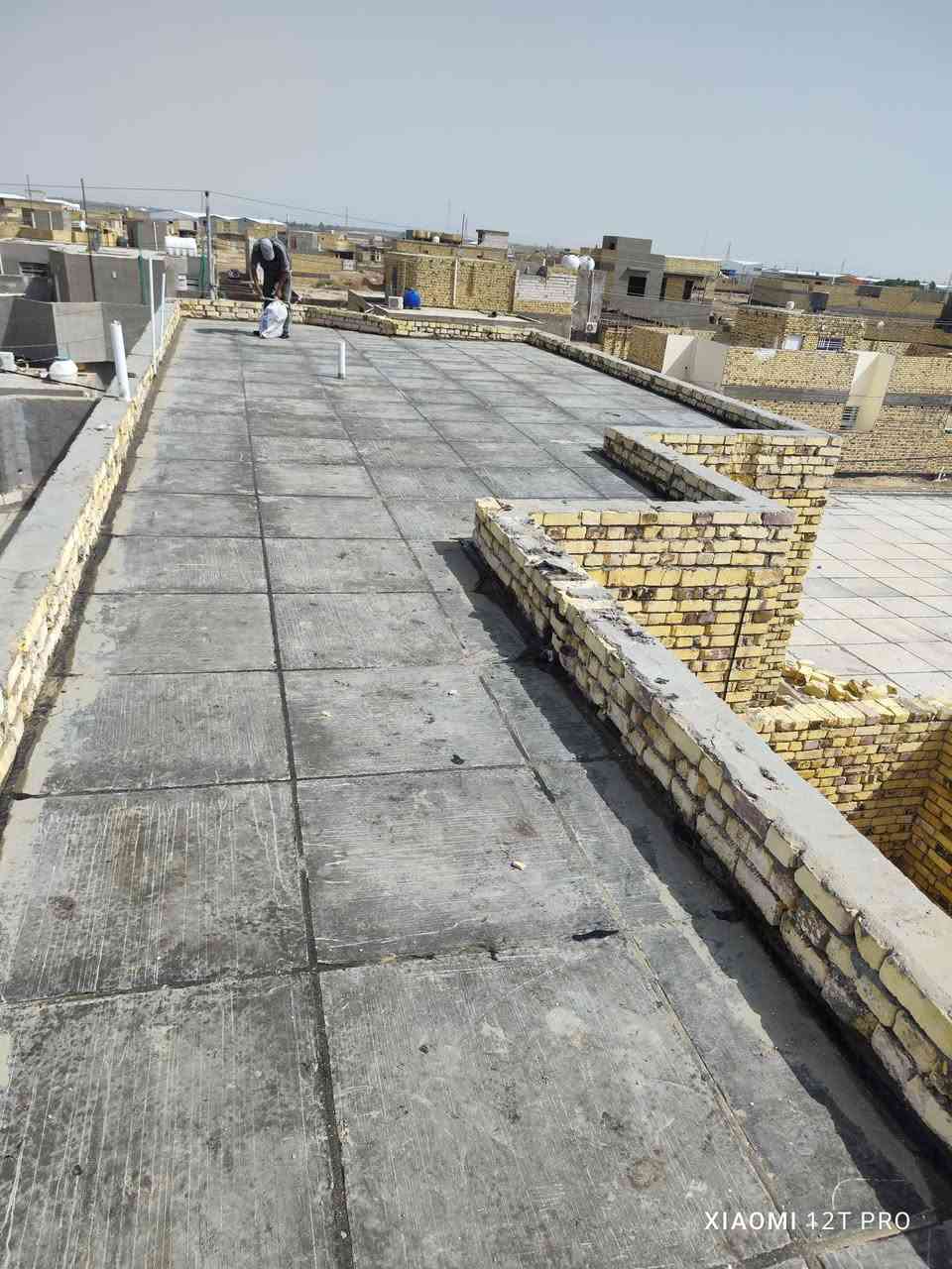 السلام عليكم ورحمة الله وبركاته
بيت للبيع مساحة ١٢٥ متر , واجهة ٦ وربع ونزال ٢٠ م

موقعه تجاري تبليط بالباب عرصات حيدر حجي هندي حولي الخصيمة شارع ابو لمى مجاور جامع اسماء الله الحسنى

معاملة تطويب البيت كاملة ومرقم

البيت يتكون من طابقين الطابق الاول (كونكريت مسلح صب مركزي )صحيات خارجية مطبخ و براني وصالة وغرفة نوم ومنور

(الطابق الارضي)

الكراج 4.8 * 3.25 مع حديقة داخليه صغيرة

وحديقة خارجية كبيرة

ابعاد المطبخ 2.5 * 4.25

ابعاد الغرفة 5 *3.5

ابعاد الصالة

ابعاد البراني 3 * 5

(الطابق الثاني) (عكادة درجة اولى شيلمان بلجيكي)

غرفة نوم على طول الواجهة مع بالكونة مطلّة على الشارع

صالة + مجمع صحيات

ابعاد الغرفة 6*6

ابعاد الصالة 5* 3.6

علما البناء حديث ٢٠٢٥ درجة اولى

من بناء ولبخ تكنيد مساطر ومواد الكهربائيات كله درجة اولى مع نظام حماية للكهربائيات عالي الجودة 

ويباع البيت مع كاونتر تسكام دبل ملحق HDF  وكوارتز جدا راقي قبل شهرين تم نصبه من قبل شركة اوسكار للمطابخ والديكورات

مع منظومة كاميرات جاهزة 4 كاميرات

مع سبلت 2 طن في غرفة الطابق الثاني

الحمامات مجهزة بالكامل من كل من الاكسسوارات والمقاعد الغربية والشرقية

بيبان الغرف تسكام صاج عراقي تصميم ولون ايطالي درجة اولى

للأستفسار الاتصال على الرقم

***********

‏‪‏‪0774 245 3640
