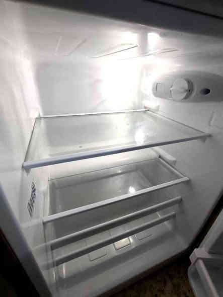 السلام عليكم ثلاجة للبيع حجم صغير مال مكاتب او غرفة نوم بعدها جديده مستعمله شهر او شهرين فقط برودتها فول تجي بابين منفصلات الفريز تجميده كلش قوي لأن شتاء مقللين الدرجه مالتها سعرها 140  وبيها مجال
***********
