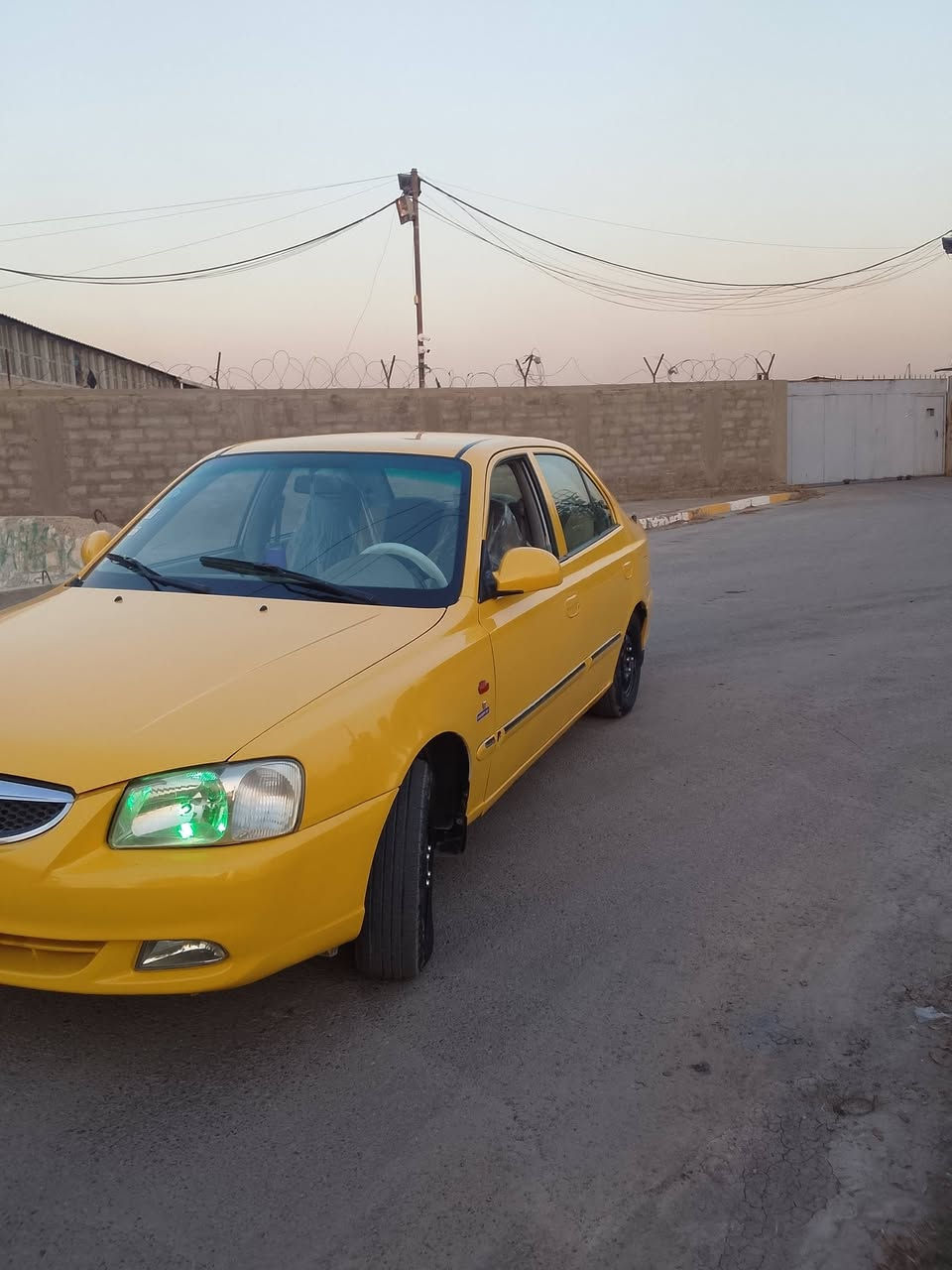 سلام عليكم فيرنة موديل 2014 بيهة مكينة اكسنت 1600 سيارة خير من اللة كلهة جديدة تخم تاير جديد ويالة جدد كهربايئات كاملة تبريد دواخل شوفت عينكم سيارة بيهة بس طخة بالحلال الخلفي فقط  سيارة بسمي تحويل ثاني يوم كاملة من كلشي هسة غرامة مصفرة السعر 62 وبيعة مجال مكاني البياع الشهداء ***********
