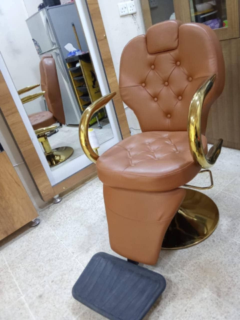 سلام عليكم حبايبي عندي هذا الديكور هوا وكرسيو  اريد اروسو بديكور بي جكامج ويكون ويا كراسي ثنين  هذا رقمي ***********
