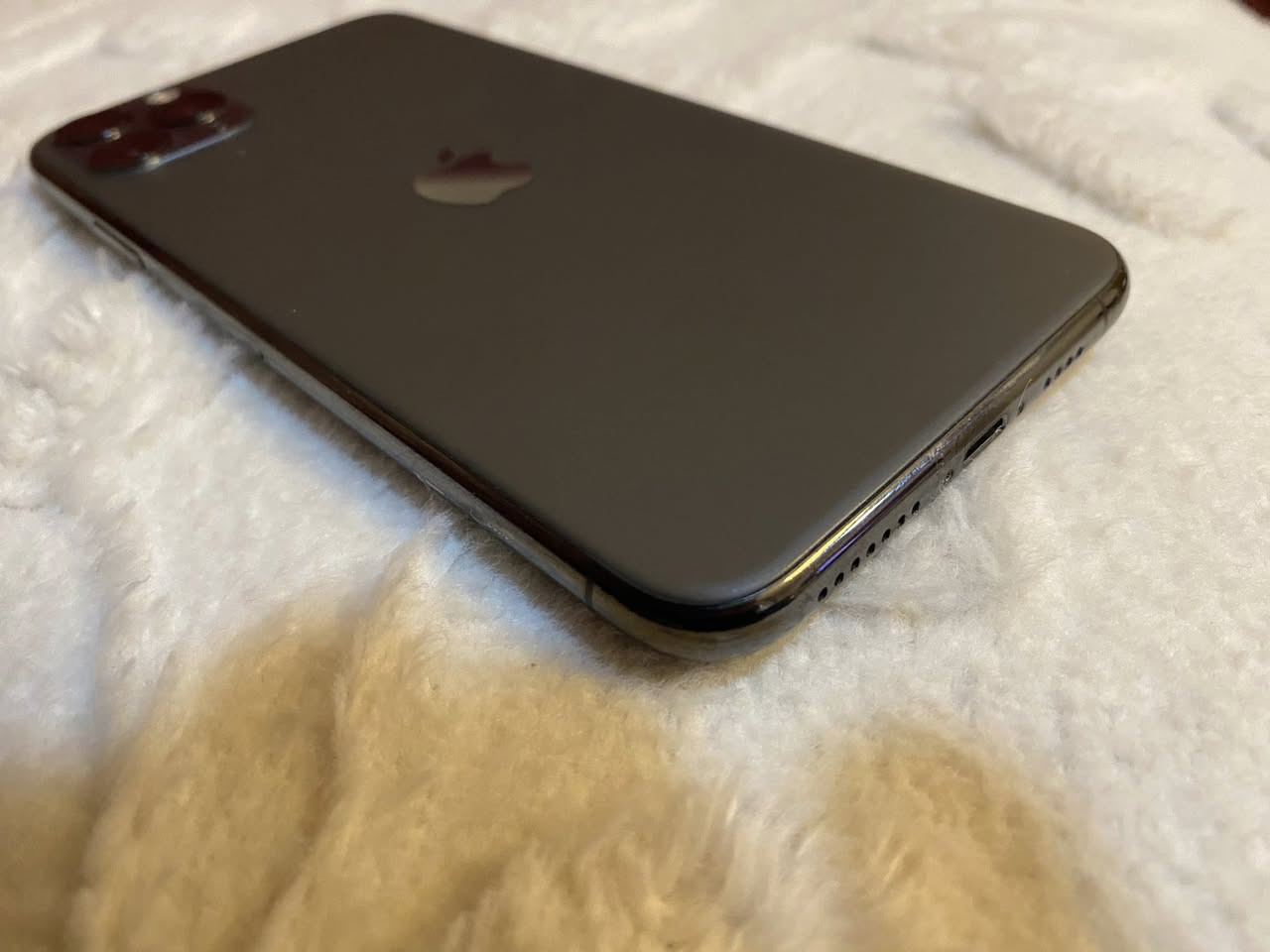 سلام عليكم قطعه ثانيه للبيع / آيفون 11 pro max ذاكره 256 و بطاريه 74% صرفها طبيعي / اخوان الجهاز نضافته ١٠٠٪؜ لا داخل تصليح ولا داخل صيانه على الفحص وتر بروف 
بدون ملحقات و السعر 350 الف / بغداد العامريه للاتصال بالواتساب *********** هذا واتساب
