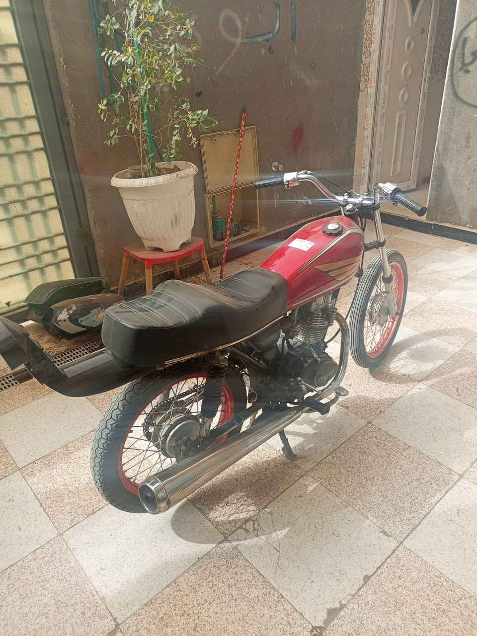 سلام عليكم دراجة أدوات برفاز بلادي المكينه مفتوح بوش وكور دراجة نضيف كلش الدراجه شرط شلع ومعدل وفصله المكينه بيه صوت لو فيلس لو جسر ابيع بدون سبايدر مكان ناصريه مركز السعر (430)رقمي (***********)
