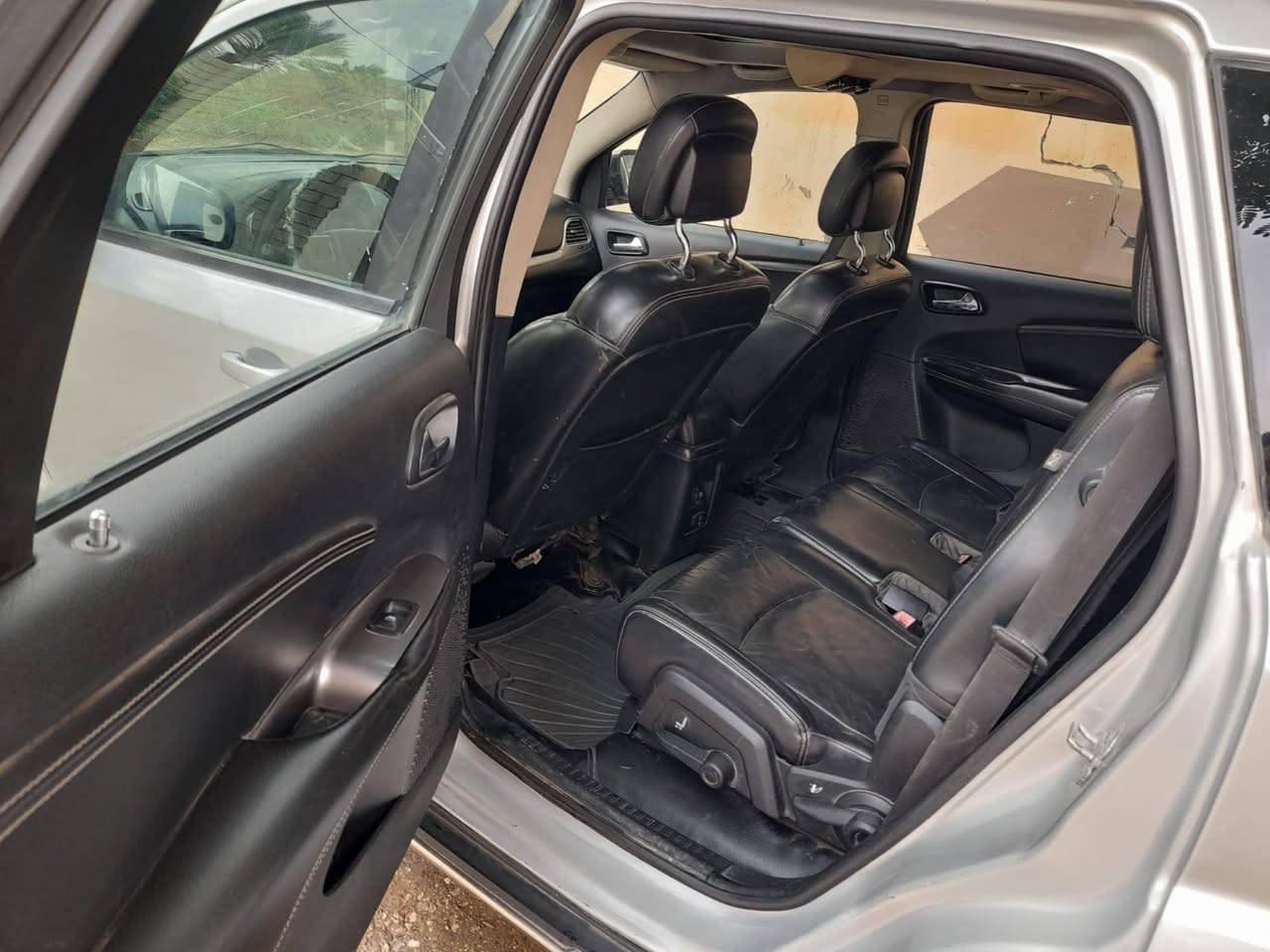 بسم الله الرحمن الرحيم 
سياره دوج جورني للبيع 
موديل 19 فول مواصفات 
محرك 6 
7 راكب 
3 قطع تبريد
سياره حادثها خفيف خير من الله 
سعرها 125 وبيها مجال للخيرين 
‏‪***********‬‏
