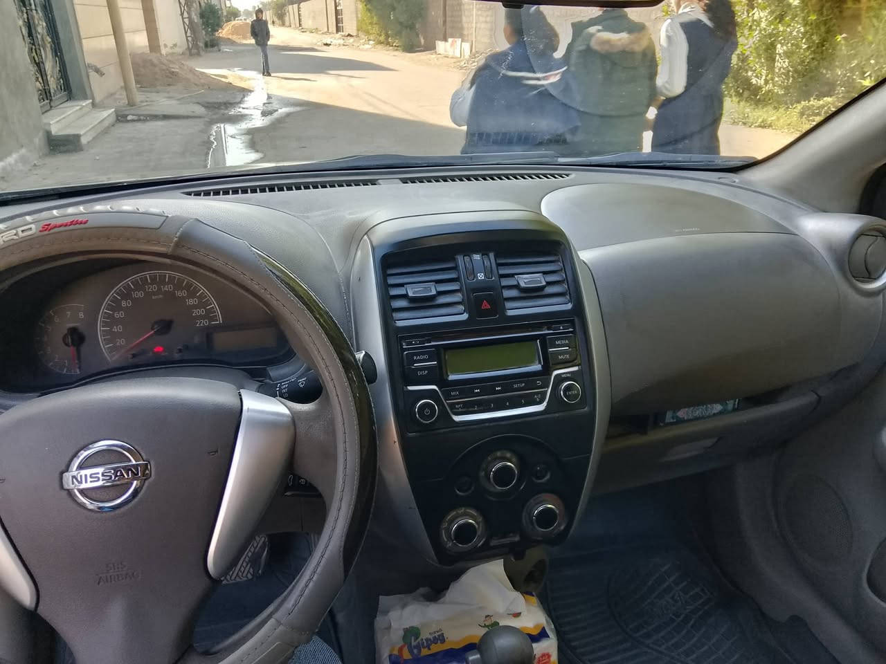 السلام عليكم
نيسان صني هندي موديل 2015 سياره باسمي رقم سليمانيه سنويه تنتهي 29 حداديه قبل اسبوع سويتها تخم تاير جديد باتري جديد تبريد شغال كير ومحرك خير من الله سياره  بيها صبغ بس جهه البك لايت الخلفي مثل من موضح بالصوره الباقي مكفول  بها جراد صفحه  السائق   بسيط رايدها 75 ورقه *********** مكاني بغداد
