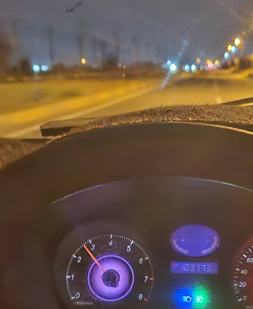 السلام عليكم. للبيع سيارة جيلي CK موديل 2013، استلام الشركة العامة. السيارة تتطلب بعض الترتيبات. عداد المسافة المقطوعة يبلغ 103 آلاف كيلومتر فعلي. توجد بعض الخدوش الخارجية الطفيفة، ولا يوجد أي تبديل أو صبغ أو صدأ. المقصورة الداخلية للسيارة بحالة المصنع، والإطار الاحتياطي لم يُستخدم إطلاقًا. تحمل السيارة لوحات بغدادية، والتسجيل يتم بتحويل مباشر. السعر المطلوب هو 31 ورقة (31000 دولار أمريكي). الموقع: بغداد. للتواصل، يرجى الاتصال على الرقم: ***********.
