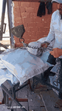 اسلام عليكم موجود بفضل الله ونش بنزين لكفت تصعيد مواد البناء داخل بغدا...