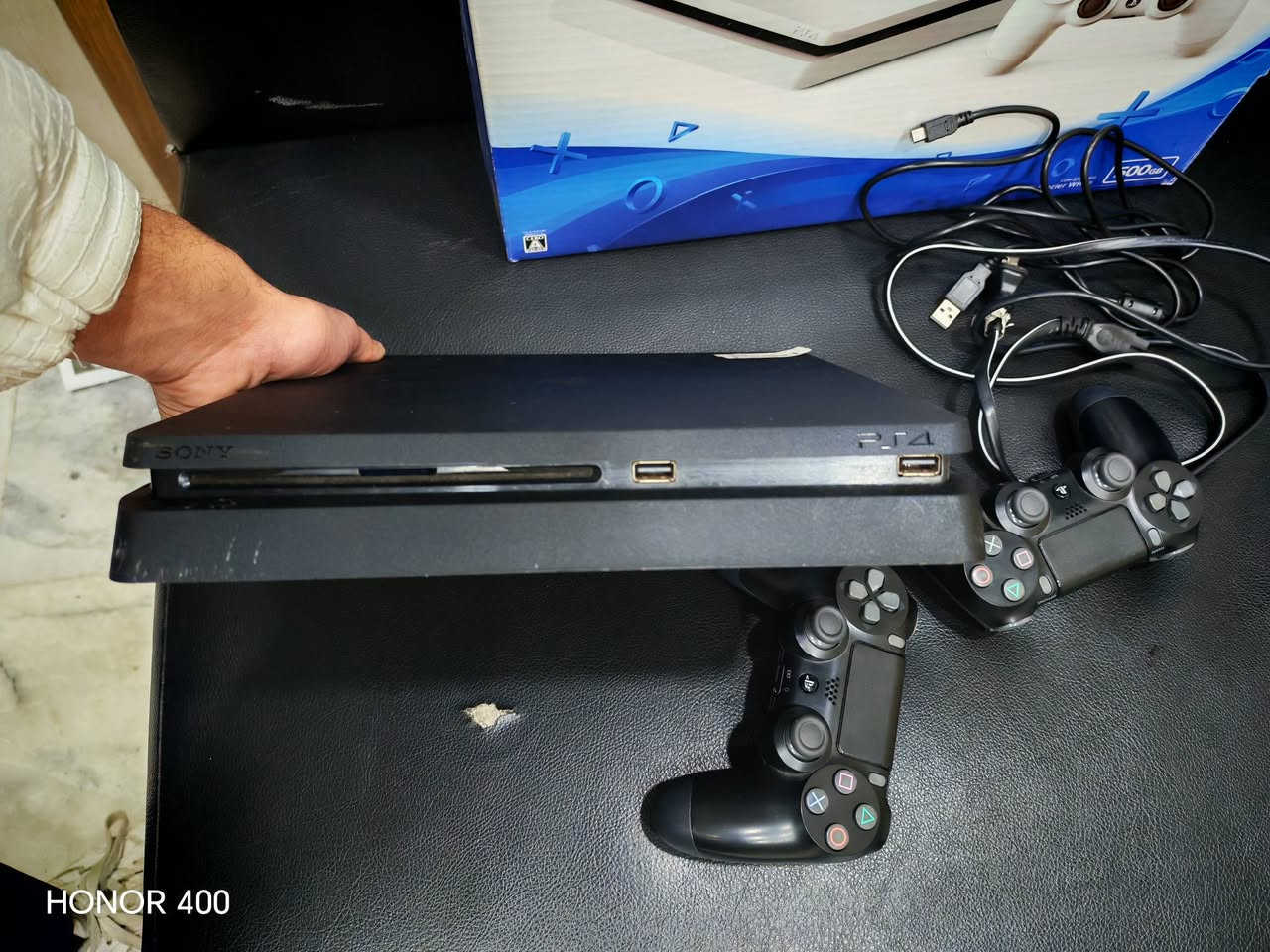 PS4 Slim للبيع
بليستيشن 4 سليم – مهكر 
📦 السعة: 500 G بي العاب قويات فول 
🎮 وياها يدات ثنين 
🔌 كل ملحقاته كاملة 
⚙️ شغال 100% وما بيه أي مشاكل وممفتوح ابد 
🧼 استخدام شخصي ومحافظ عليه 

***********
