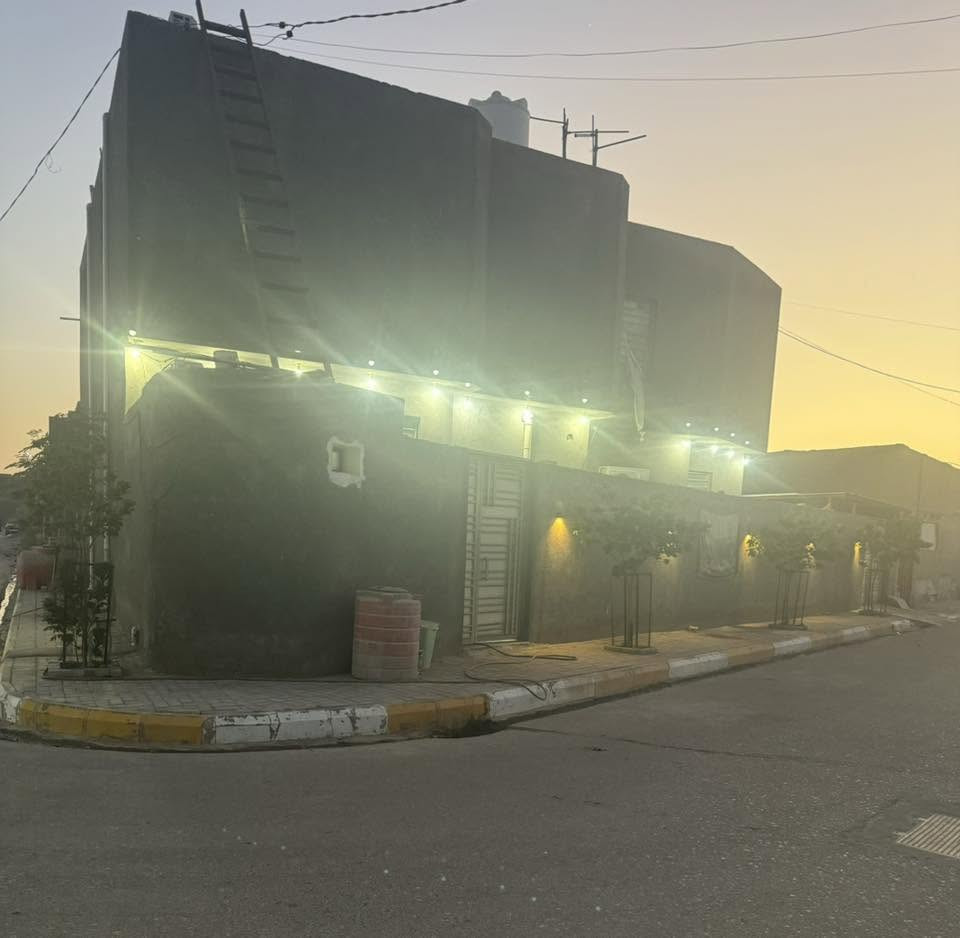 دار للبيع او مراوس بقطعه تجاري بناء ٢٠٢٤حي موسى الكاظم ركن المساحة ٢٢٨م يحتوي على استقبال مطبخ ٥غرف نوم صالتين كبار گراج صحيات عدد٤للاستفسار ***********
