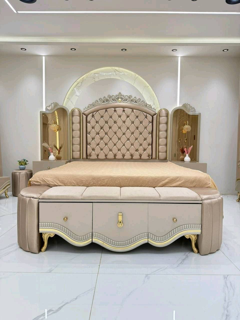 *موديل         تكساس          الجديد*
تركي درجه اولى معمل اصلي 


❇️ 11قطعه        
❇️ قياس الكنتور مع الملحق 380سم 
ارتفاع 255سم  عمق الكنتور 55
❇️ برغي وچوي حديد
❇️ارتفاع السرير 185سم 
❇️ إناره بالكومديات  
❇️ اناره بل ميز تواليت 
❇️ميز بلازمة
 ضهر بلوك/ سرير مخزن 
 قياسات ضخمه