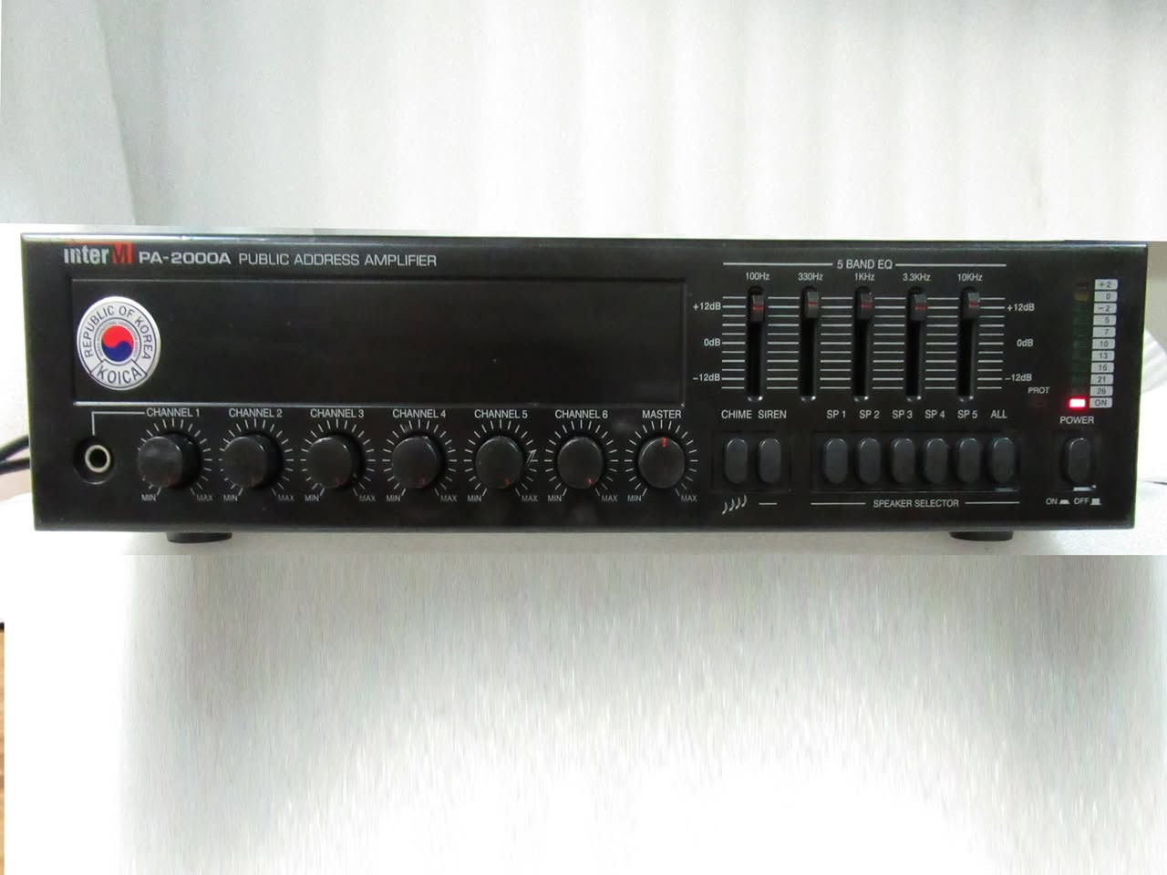 Inter-M PA-2000A                 مضخّم صوت احترافي لنظام النداء العام

الحل الأمثل للمساجد، المدارس، القاعات، الشركات،

 المستشفيات، المطاعم، والمولات .

 المواصفات التقنية (Technical Specifications)

قدرة خرج عالية 60 واط RMS – صوت قوي وواضح لتغطية مساحات كبيرة.

نطاق تردد واسع من 60Hz إلى 20kHz لضمان جودة صوت نقية في الكلام والموسيقى.

تشويه منخفض جداً THD أقل من 1% – أداء صوتي مستقر وممتاز.

نسبة إشارة إلى ضوضاء 105dB – صفاء صوت عالي دون تشويش.

موازن جرافيكي 5 نطاقات للتحكّم الكامل بنبرة الصوت حسب المكان.

6 قنوات دخل (ميكروفون/خط) للتحكّم بجميع مصادر الصوت.

مداخل موازنة Balanced XLR لضمان نقل صوت بدون تشويش.

مخرجات سماعات متعددة: 4Ω، 8Ω، 70V، 100V

— مناسبة لأنظمة السماعات الصغيرة والكبيرة.

استهلاك طاقة منخفض 95 واط – اقتصادي ومتين.

تصميم قوي بوزن حوالي 10 كجم وأبعاد 420×100×320 مم يناسب تركيبه في الرفوف.

لمميزات (Key Features)

تحكّم لكل قناة بمستوى الصوت والحساسية — مرونة مثالية لأي إعداد صوتي.

اختيار 5 مناطق صوتية + تشغيل عام (ALL) — توزيع الصوت بدقة في مختلف المواقع.

صافرة Chime لبدء الإعلان وصفارة إنذار Siren للطوارئ — جاهز لأي سيناريو.

مدخل هاتف مع أولوية — الإعلانات الطارئة تكون أوضح وفورية.

إمكانية توسيع النظام عبر مداخل/مخارج Link — قابل للنمو مع مشروعك.

يدعم التثبيت في Rack 19” — مناسب لغرف الأجهزة الاحترافية.

أداء قوي وموثوق مخصّص لأعمال النداء العام

تحكّم كامل ومرونة عالية في إدارة الصوت

مناسب للمساحات الكبيرة والمشاريع الاحترافية

جودة كورية مُعتمدة عالميًا

 جاهز للعمل لساعات طويلة بدون مشاكل

 خيار مثالي للشركات والمطورين والأنظمة المؤسسية

السعر 100 الف 

يوجد توصيل


**إذا كنت صاحب هذا الإعلان وتريد حذفه لأي سبب، رجاءا أرسل رسالة إلى الدعم الفني**