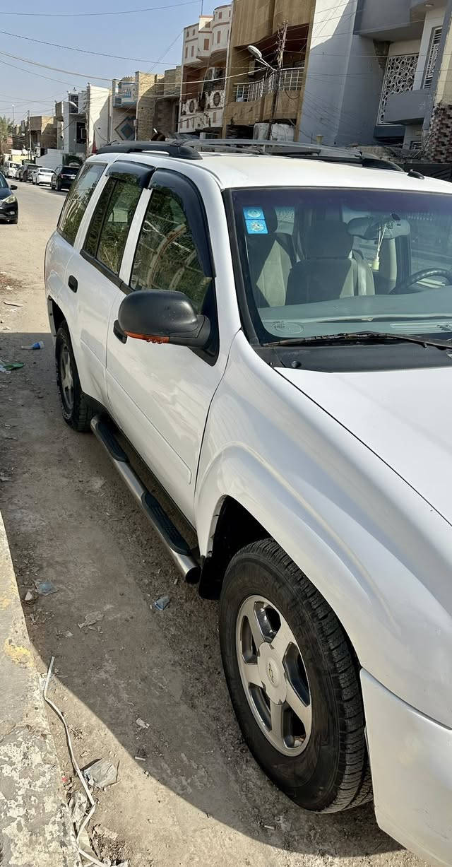 شوفليت بلايزر
موديل2006 
بيه صبغ مكانات عتبره حزام 
كير ومكينه بشرط مامفتوح محرك قبغ ابيض
كوشن كهربائيات
طخم ايطار جديد 
تبريد تدفأ كهربائيات كله بشرط شغال
رقم بغداد الجديد مميز 
هزه جديد
سعر 85 ورقه بي مجال بسيط
مكان السياره بغداد ام نجم 
رقم الهاتف  ***********9
