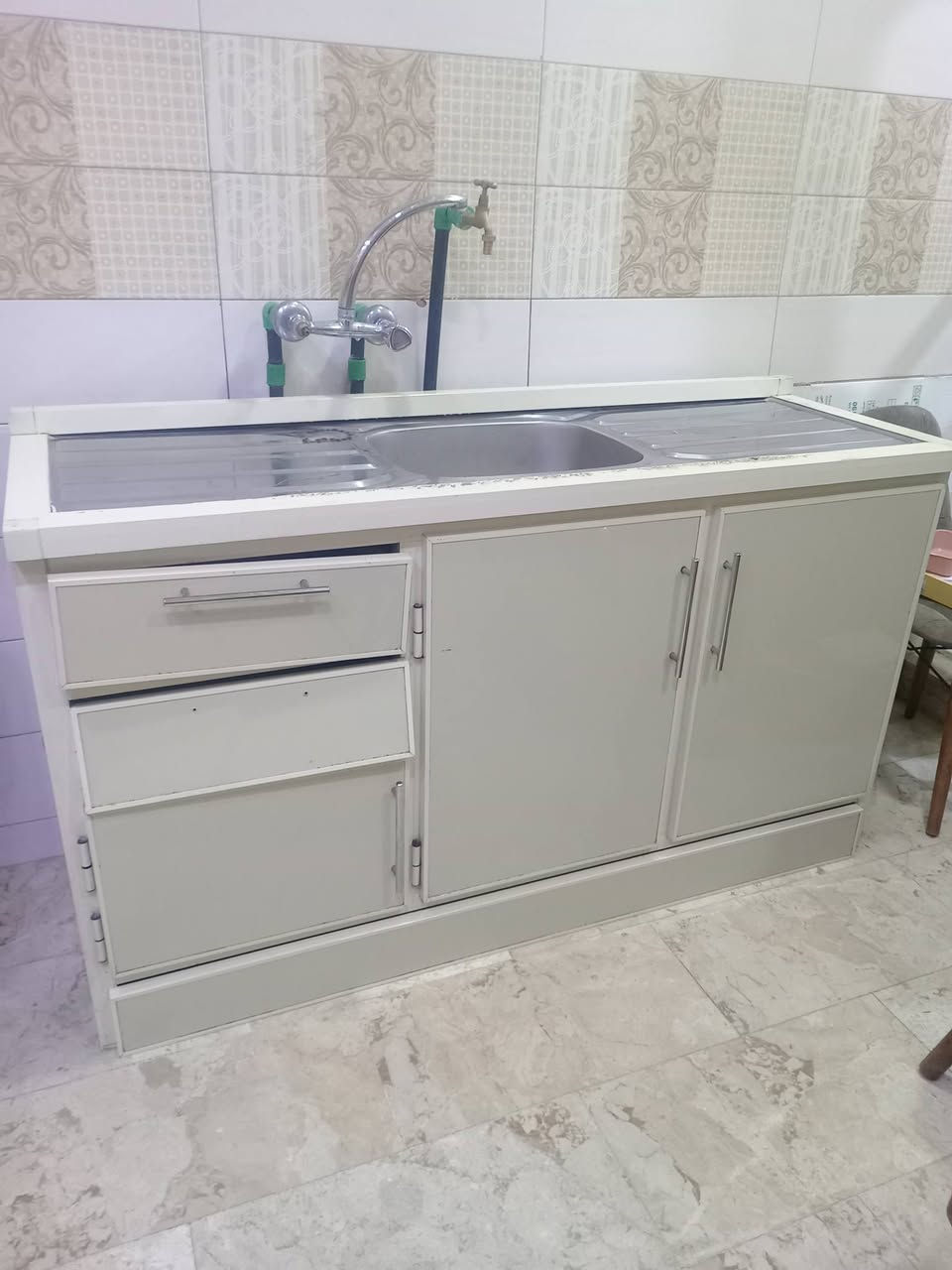 مساء الخير
كاونتر للبيع
قياس متر ونص مع ملحق نظيف جدا
مع سنك قياس متر ونص يحتاج تصليح سكك مجرات
سعر ٣٠٠ وبي مجال مستعجله عالبيع


**إذا كنت صاحب هذا الإعلان وتريد حذفه لأي سبب، رجاءا أرسل رسالة إلى الدعم الفني**