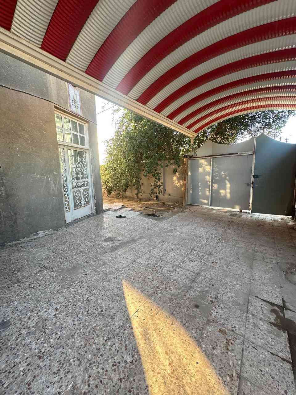 سلام عليكم
بيت للبيع ..
بيت في ام الخيل الثانيه قرب مستوصف الحكيم ركن 👍🏻
المساحة ٣٠٠ متر ✅
طابقين يحتوي على اربع غرف واستقبال وصاله وصحيات عدد ٣ 
اني صاحب الملك مو مكتب عقار والتحويل يكون مباشر من غير وسيط 
للاستفسار اكثر عن العقار والسعر خاص او على الرقم الهاتف 
***********☎️
