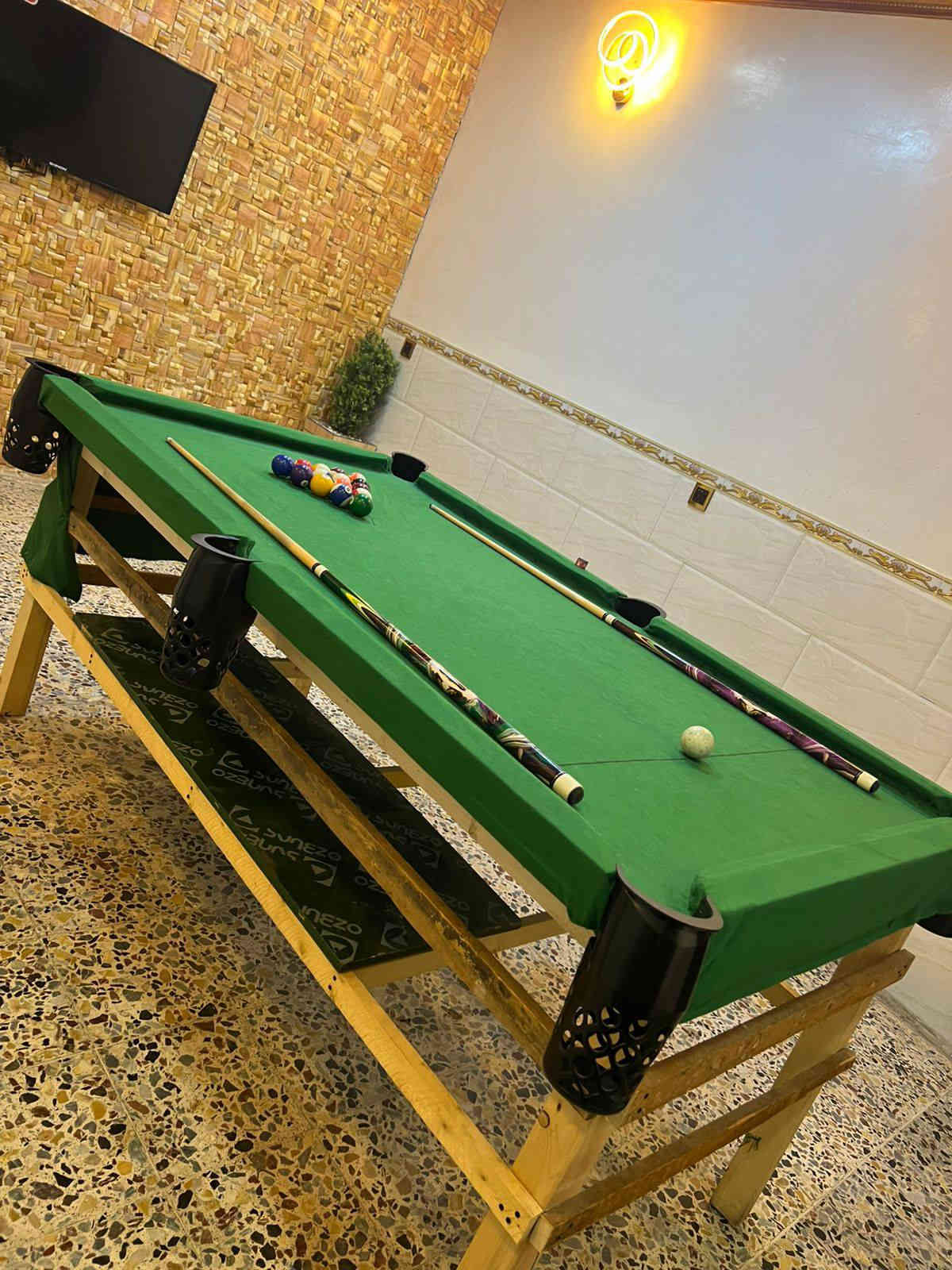 السلام عليكم بليارد للبيع طول 220  والعرض 150 البليارد عمل يدوي الكيوبات عدد2+8 جوك ويه البليارد مكان بغداد حي أور السعر 270 الف   وبي مجال بسيط الرقم: ***********
