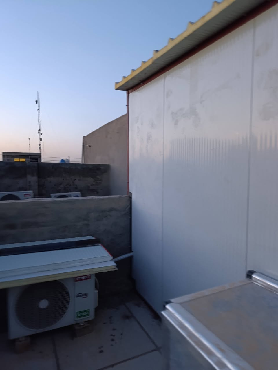 السلام عليكم هذا شغلي مخزن سندويج 4×4درجة أولة والي يريد اشتغل كافة اعمال الحدادة يتصل او يراسلني على الرقم ***********
