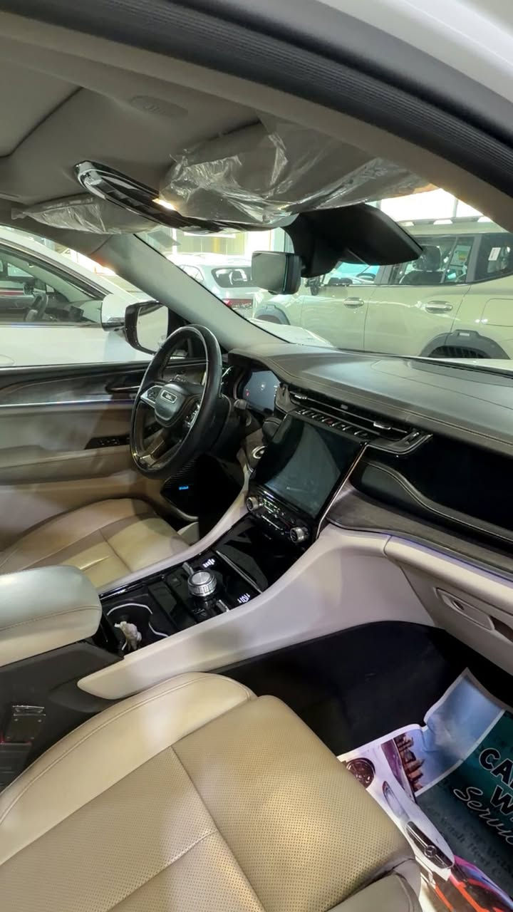 جيب كراند شيروكي اوفرلاند .
الموديل : 2022 . (خليجي) .  مغلفه PPF

المحرك : V6.  3.6L . 

العداد : 23 الف   . 

الضمان : 3 سنوات او 60 الف كيلو متر .

المواصفات :

* دفع رباعي 4x4 . 

* نظام تعليق هوائي (جكات). 

* قيادة ذاتية عند المنعطفات. 

* رادار امامي مع مانع تصادم . 

* نظام الرؤية الليلية. 

* تحذير الخروج عن المسار . 

* مستشعر نوم السائق مع نظام التوقف الآلي 

* تحذير النقطة عمياء ⚠ .

* نظام تحذير عند التقاطعات. 

* نظام تحذير عند تجاوز السرعة المحددة. 

* نظام عرض المعلومات على الزجاج الامامي (HEAD UP DISPLAY) 

* نظام تقليل الضجيج داخل المقصورة. 

* إنارة محيطية. 

* شاحن موبايل وايرلس. 

* تعديل وضعيات مقود السائق كهربائيا. 

* مرايا تعتيم ذاتي. 

* المرايا الجانبية قابلة للطي كهربائيا. 

* نظام الصوت ٩ سماعات Alpine.

* ويل قياس 20 انج .

* سقف بانوراما . 

* شاشه كبيرة 10.1 انج . 

* نظام الخرائط (GPS) .

* عرض خرائط الطريق على لوحة القيادة.

* لوحة القيادة بقياس 10 أنچ. 

* كاميرا محيطية 360 درجة . 

* 4 كاميرات خارجية مع بخاخات ماء للتنظيف. 

* كاميرا للمرأة الداخلية. 

* المصابيح الأمامية زنون .

* كشافات الضباب زنون . 

* دخول ذكي. 

* بصمة على 5 ابواب للدخول الذكي. 

* تشغيل عن بعد .

* الصندوق الخلفيي كهربائي .

* فتح الصندوق الخلفي مع حركة القدم.

* فرش المقصورة الداخلية من الجلد الطبيعي الفاخر .

* اضافات من الخشب الطبيعي للمقصورة الداخلية. 

* ذاكرة لحفظ وضعيات الجلوس للسائق. 

* ذاكرة لحفظ وضعيات الجلوس للراكب.

* مساج للمقاعد الامامية السائق والراكب. 

* المقاعد الأمامية كهربائية .

* المقاعد الأمامية تبريد وتدفئة .

* المقاعد الخلفية تدفئة .

* ستائر للشبابيك الخلفية. 

* انارة داخلية LED متعددة الالوان . 

* حساسات امامية. 

* حساسات خلفية . 

* 5 راكب .

* تدفئة ستيرن . 

* مانع تصادم خلفي .

* بلوتوث تلفون . 

* محدد سرعة . 

* نظام التشغيل والاطفاء الاوتوماتيكي .

* نظام بريك اوتماتيكي .

العنوان _بابل طريق حلة نجف

لغرض الاستفسار :

***********
***********
