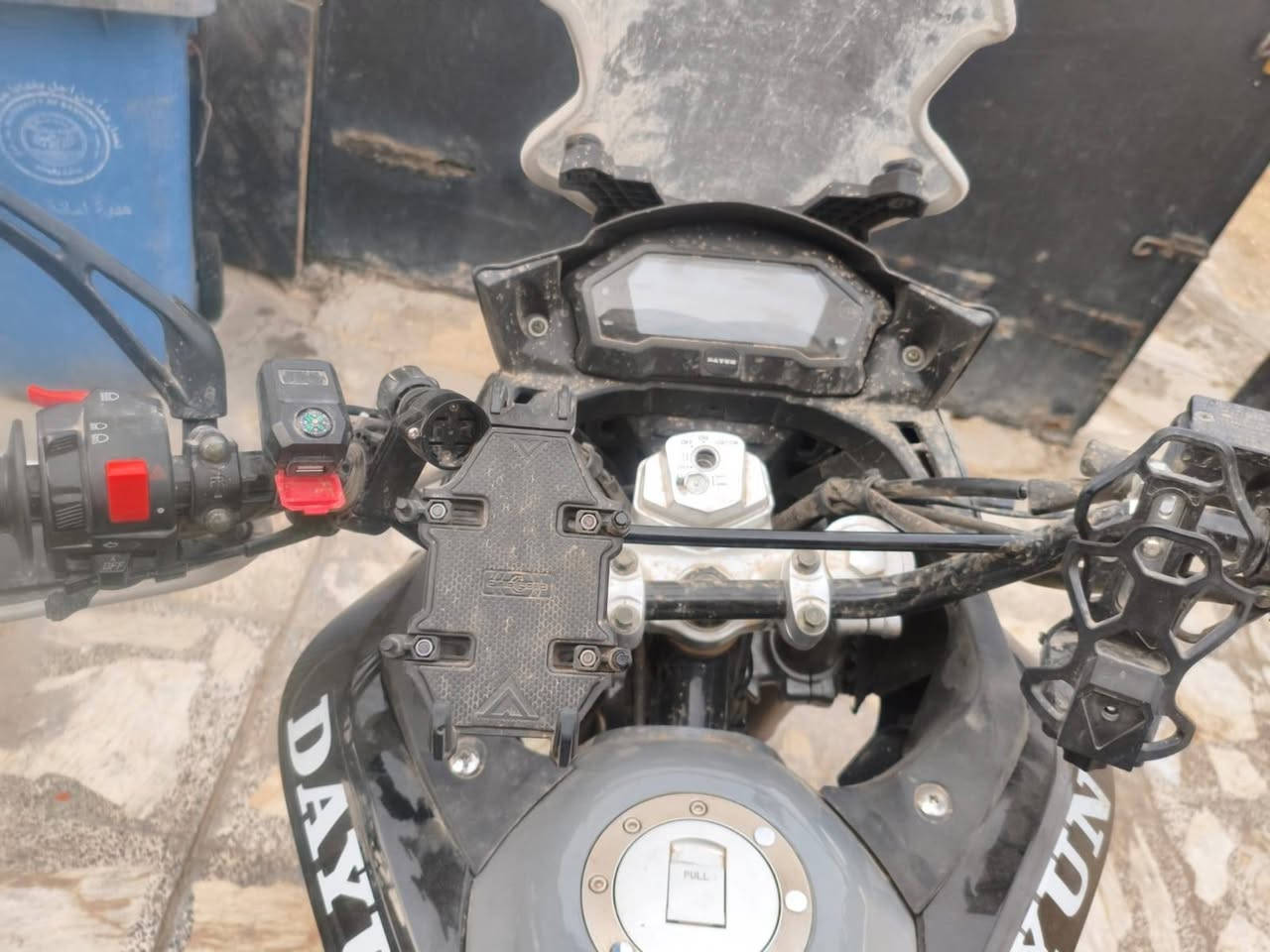 سلام عليكم دايون ادفنجر 300cc دراجة جديده رقم اربيل ماشيه ٣٨٠٠كم بعدها ع سحك مكانها بغداد رقم صاحب دراجة ***********
