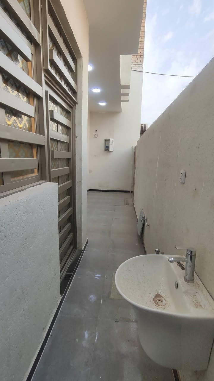 دار للبيع المساحه 100 متر بناء درجه اولى وحديث حي العا بجيه مقابل المدرسه مربع رقم الهاتف ***********

