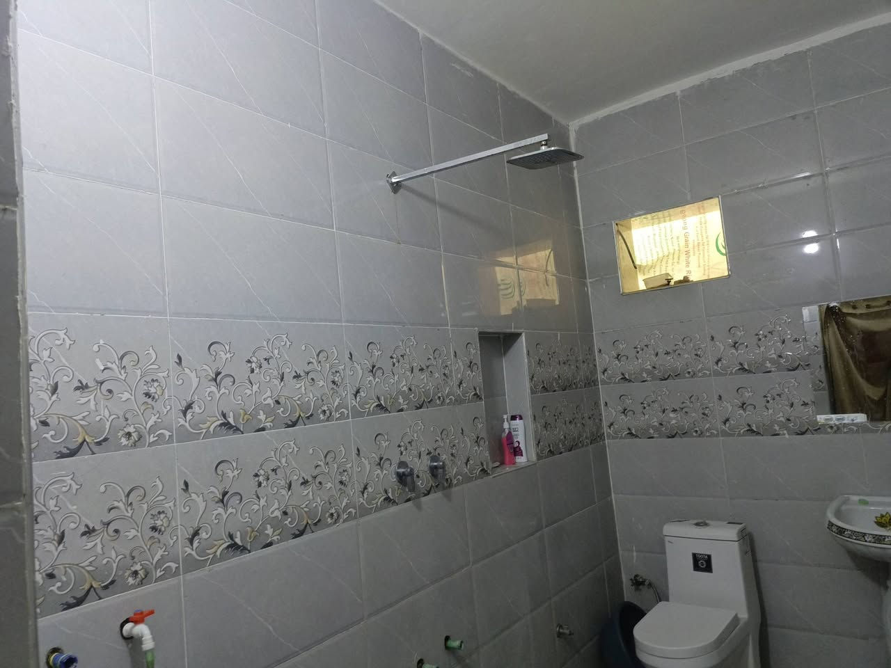 السلام عليكم بيت للبيع في بغداد المدائن الورديه مساحة 100متر زراعي ***********
