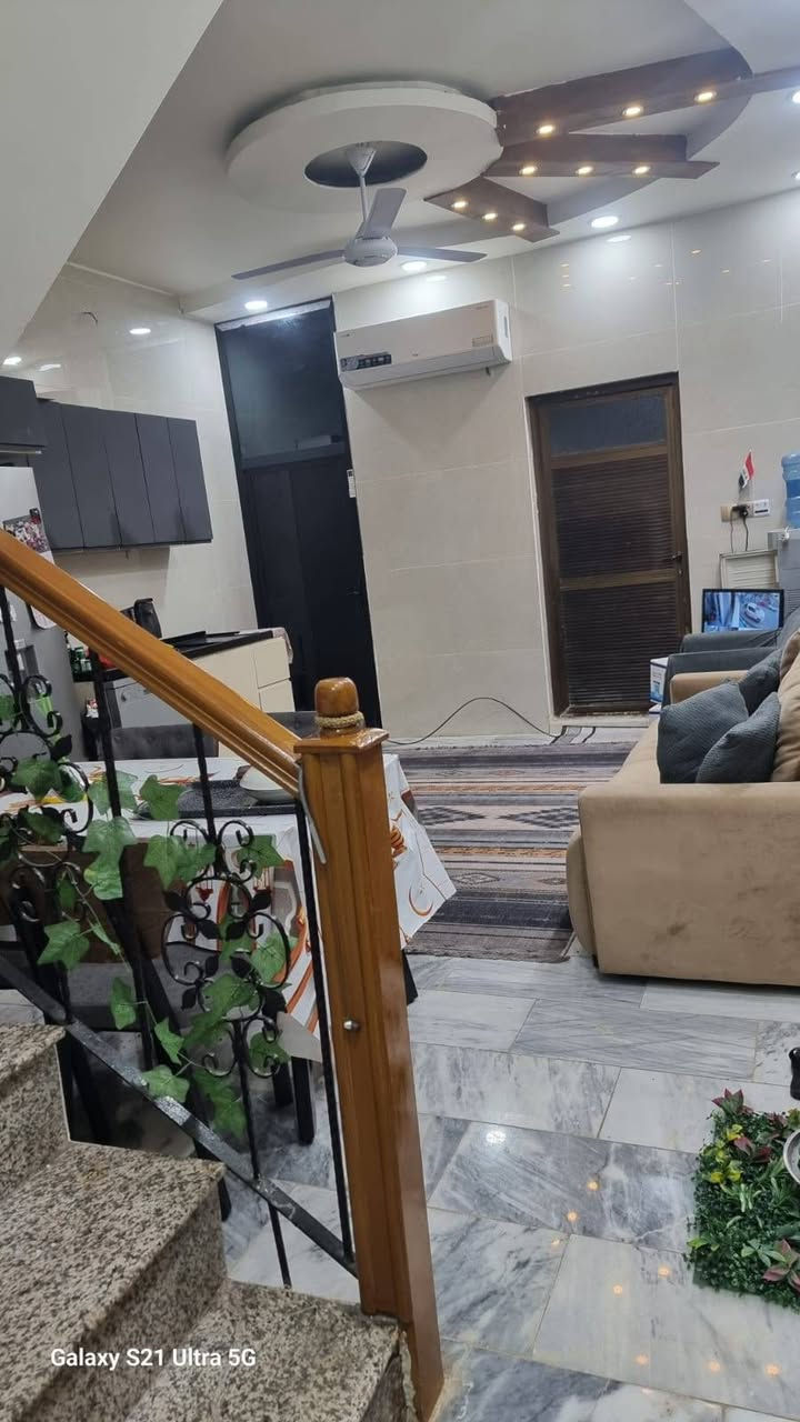 سلام عليكم 
مشتمل للبيع مساحة 75 متر واجه 4,80 نزال 15 شارع فلسطين محلة 506 قرب مثلجات رعد المنطقة كهرباء خصخصة مدخلين يحتوي الارضي صاله ومطبخ وهول وخدمات ومنور والطابق الأول يحتوي على ثلاث غرف نوم وخدمات للاستفسار الاتصال على الرقم( ***********)
او مراجعة مكتب دارك للعقار شارع فلسطين حي المستنصرية شارع مطعم بروكلي
