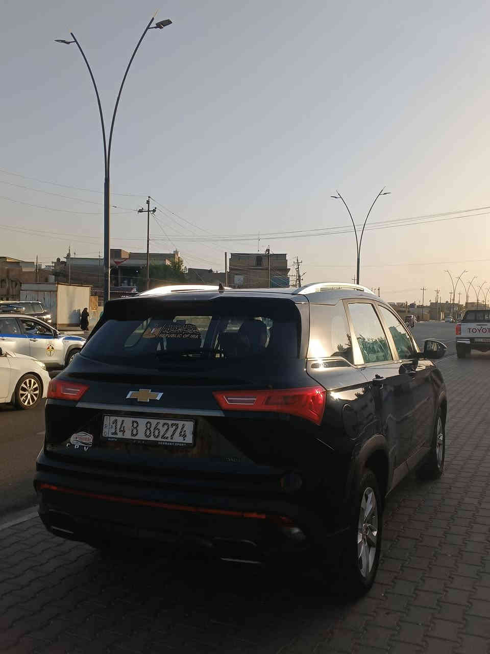 السلام عليكم اخوان 
سيارة شيفرولية كابتيفا موديل 22 باسم ولد بخمسة ميل رايد تحويل السيارة مداريها حلوه عاليه وبيها هواي مواصفات وارد خليجي من الكويت جايه بيها بارد بالجاملغ الامامي الايمن ورش بالصندوق وهنا صار بيها طخات مامصلحها موضحه بالصور بسيطه تكحيل يرحن حداديتها تعبانه شويه رايدها 140 ورقة وبيها مجال
للتواصل ***********
