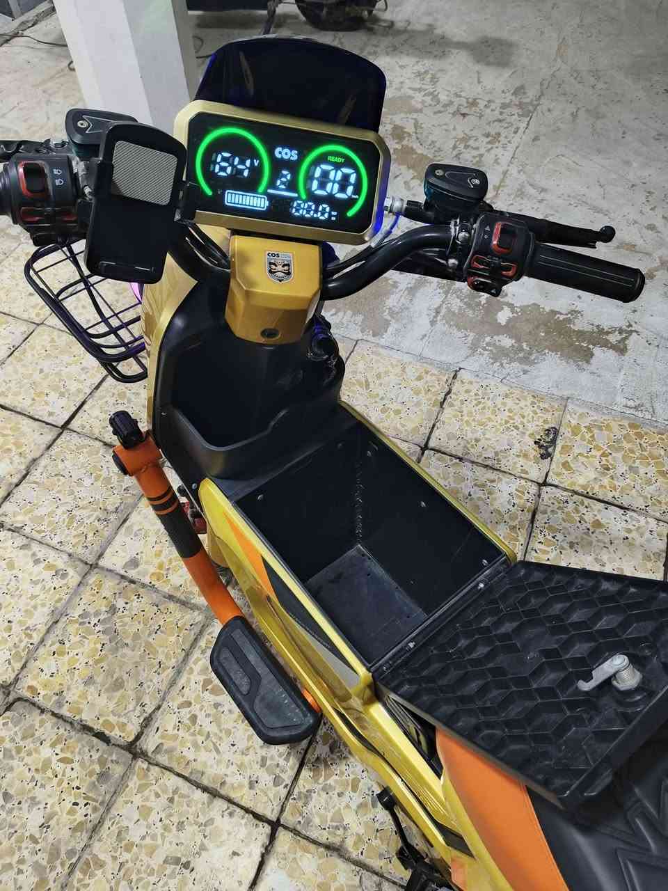 دراجة شحن نوع x900GT  بطاريات جديدة انتاج 26 كهربائيات كلها شغالة دراجة نضيفة كلش سعر 450 و بيها مجال قليل 
مكاني ابو الخصيب حمدان 
رقم التليفون ***********
