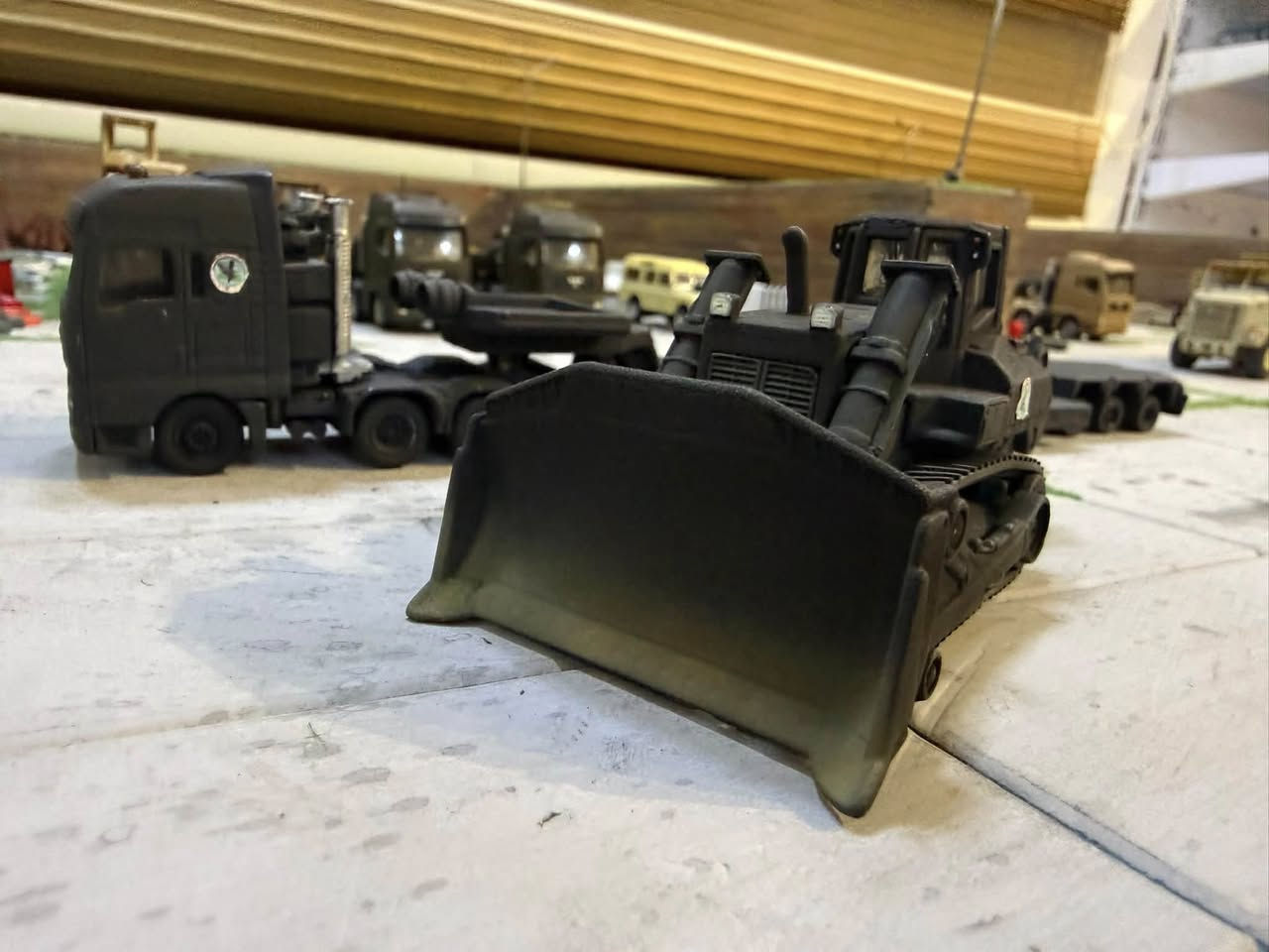 من مجموعتي
لبلدوزر عسكري من طراز Caterpillar D9، ولكن بنسخة مميزة جداً تابع لجهاز مكافه الارهاب العراقي اللون الأسود/الرمادي الداكن: هذا الطلاء غير شائع في العمليات الصحراوية التقليدية، وغالباً ما يُستخدم للمعدات التابعة لـ وحدات جهاز  مكافه الارهاب العراقي 🇮🇶 القوات التي تعمل في العمليات الليلية لتقليل الرؤية. العمليات الخاصة: لفتح الثغرات وإزالة العوائق أمام قوات النخبة في المناطق الحضرية أو تحت جنح الظلام.


**إذا كنت صاحب هذا الإعلان وتريد حذفه لأي سبب، رجاءا أرسل رسالة إلى الدعم الفني**