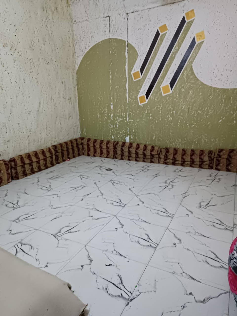 دار للبيع مساحته 140 متر دولان 2 م قريب على شارع السوك 
اساس كونكريت وبناء طابوق وسقف صب يحتوي على غرفتين نوم وصاله واستقبال ومطبخ وصحيات ومساحة كراج صغيره ارضيه كاشي بورسلين السعر 30 مليون مع المجال مراجعة مكتب ابو محمد الكريطي للعقار في حي الرحمه شارع مقرنص الكيات بلبدايه الاتصال ***********
