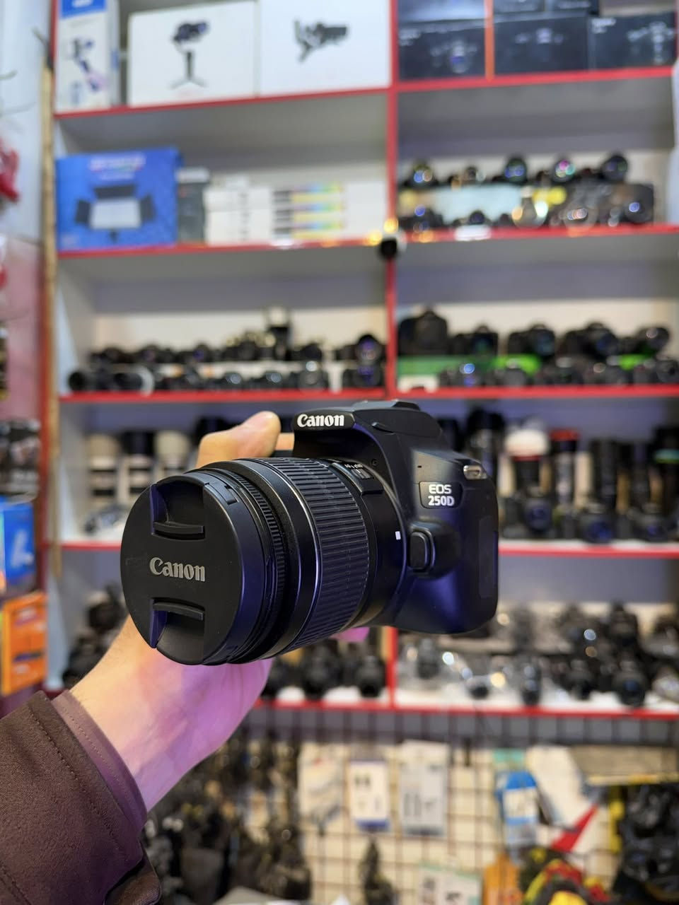 كانون 250D 
• 📸 صور جيدة بدقة عالية💯
 • 🎥 فيديو 4K
 • 📱 شاشة لمس وواي-فاي
 • 📷 نظام تركيز سريع 
� إعدادات حساسية الضوء
 • ISO من 100 إلى 25,600 قابلة للتمديد حتى 51200 (جيد في الضوء الخافت)  
� الاتصال
 • 📶 Wi-Fi و Bluetooth لنقل الصور والتحكم عن بُعد عبر الهاتف  
🔷 السعر ٦٠٠ الف
مع هدايا🎁🎁 حقيبة+ رام 64GB 
وتوصيل مجاني جميع محافظات العراق 🚗
واتساب ***********✅
