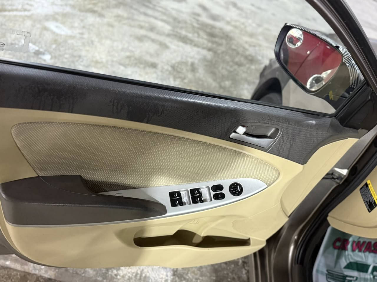 السلام عليكم 
سياره اكسنت موديل 2014 امريكي محرك 1600 رقم بغداد تحويل مباشر 
كير مكينه حداديه تبريد كفاله 
كامرا شاشه تايرات جدد باتري جديد حادثها جاملغ وبنيد 
وبيها رش جاملغ امامي فقط.
كهربائيات كله شغال تجي وتشوف بعينك واستخدام شخصي السعر 80 وبيها مجال بسيط المكان بابل ***********
