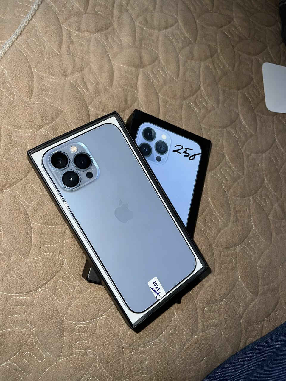 اولا: 13 برو ماكس لون بحري ذ256 بطاريه  94نضافه100‎%‎علا وضع الشركه ما مبدل بي شي كفاله عامه. السعر 700 وبي مجال بسيط
ثانيا:13برو ماكس لون ابيض ذ256 بطاريه 89 بلاديه نضافه 100‎%‎ كذالك علا وضع الشركه ما مبدل بي شي بلادي كفاله عامه. السعر 670
***********
