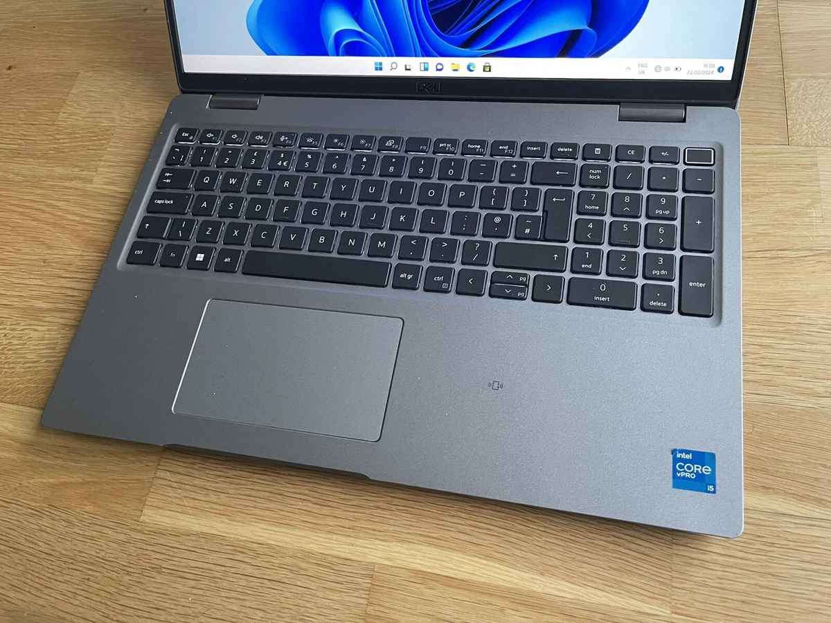 #معالج_فئة_H_شاشه_واسعة_15

💻 Dell Latitude 5521 — Core i5 11th Gen (H-Series)

✔️ المعالج:
Intel Core i5-11400H — جيل حادي عشر بحرف H للأداء العالي
✔️ الذاكرة العشوائية (RAM):
8GB DDR4 — قابلة للتطوير
✔️ التخزين:
256GB NVMe SSD    
✔️ كارت الشاشة:
Intel UHD Graphics —  4GB 
✔️ الشاشة:
15.6 إنج — Full HD
دقة العرض: 1920×1080
✔️ لوحة المفاتيح:
عربي / إنكليزي مضيئة (Backlit Keyboard)
✔️ الشاحن:
شاحن Dell أصلي

✨ مناسب للبرامج المكتبية، الدراسة، التصفح، الأعمال الحسابية والأمن السيبراني

🔹 الحالة: وارد اوربي غير مستعمل بالعراق (كالجديد) نظافة 95% فما فوق 
🔹 البطارية: بحالة جيدة(ضمان ساعه فما فوق)

■ ضمان(١) فحص وتشغيل امام المندوب 
■ ضمان(٢) استخدام اسبوعين اي خلل مصنعي يتم الاستبدال بنفس الموديل حلة, بابل


**إذا كنت صاحب هذا الإعلان وتريد حذفه لأي سبب، رجاءا أرسل رسالة إلى الدعم الفني**