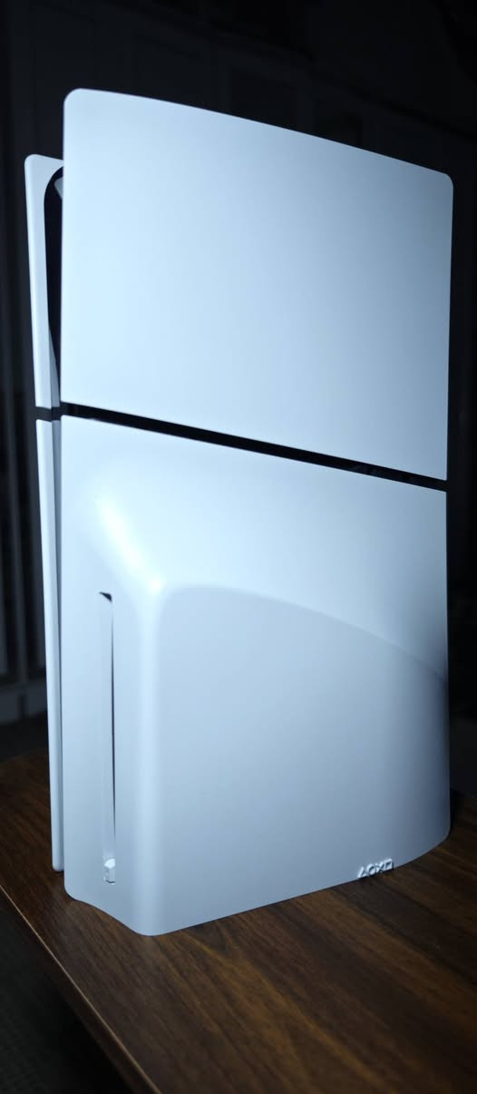 ​المواصفات والحالة:
الموديل: بلي ستيشن 5 سليم (النسخة السلم) - نسخة الأقراص.
​فترة الاستعمال: شهر واحد فقط (أخو الجديد، حرفياً استعمال منزلي خفيف جداً).
​النظافة: 100% بدون أي شخط أو عطل، والجهاز بعده بريحة الشركة.
​الملحقات المشمولة:
​اليد الأصلية: اليدة البيضاء (DualSense) اللي جتي وياه، نظيفة جداً.
​يدة إضافية: يدة PS4 تجارية (شغالة تمام للألعاب المشتركة).
​كامل الملحقات: الكارتونة الأصلية، كابل الـ HDMI الأصلي، كابل الباور، وكابل الشحن.
سعر 650 الف


**إذا كنت صاحب هذا الإعلان وتريد حذفه لأي سبب، رجاءا أرسل رسالة إلى الدعم الفني**