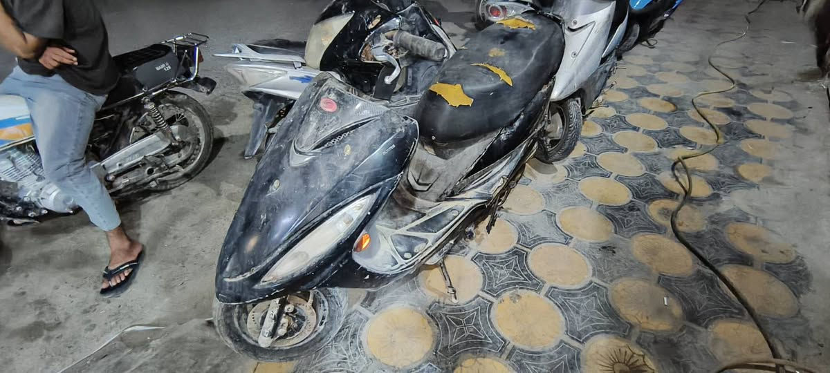 دراجه جي فور طفت فجأه بيها نواقص ابيع كوم حديد كفراتها كامله مابيها شي
١٦٥ بيها مجال مكاني سوق الشيوخ 
***********
