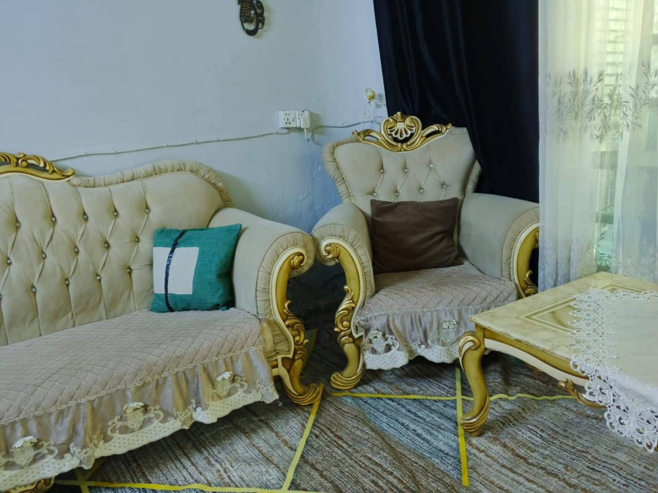 السلام عليكم تخم ٩ مقاعد للبيع السعر ٥٠٠ بغداد كمب ساره للاستفسار الاتصال على الرقم *********** متوفر وات ساب فقط
